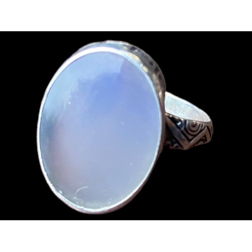 500A - AN ORNATE SILVER MOONSTONE RING