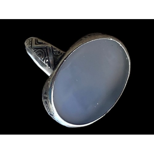 500A - AN ORNATE SILVER MOONSTONE RING