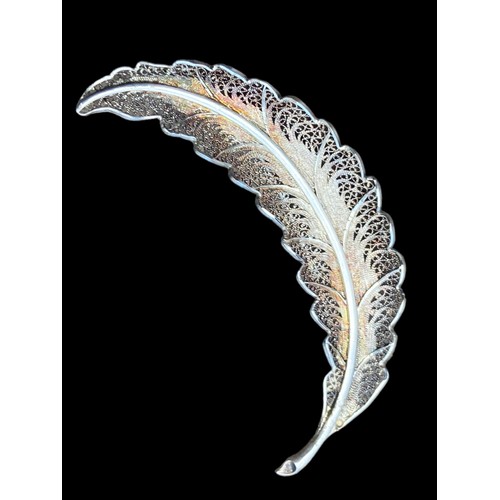 505A - A HEAVY SILVER FEATHER OPENWORK BROOCH