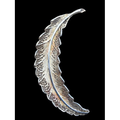 505A - A HEAVY SILVER FEATHER OPENWORK BROOCH