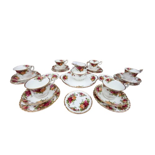 581 - A 25 PIECE OLD COUNTRY ROSE TEA SERVICE BY ROYAL ALBERT