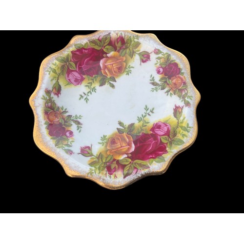 32 - OLD COUNTRY ROSE SANDWICH PLATE AND 4 SHAPED DISHES