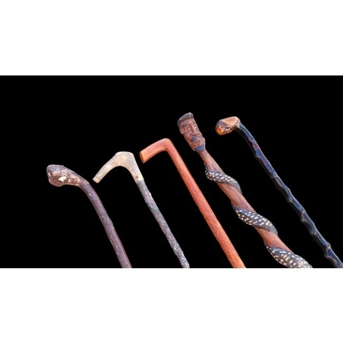 61 - 5 MIXED WALKING STICKS INCLUDING AN AUTHENTIC AFRICAN STICK & BLACKTHORNS ETC