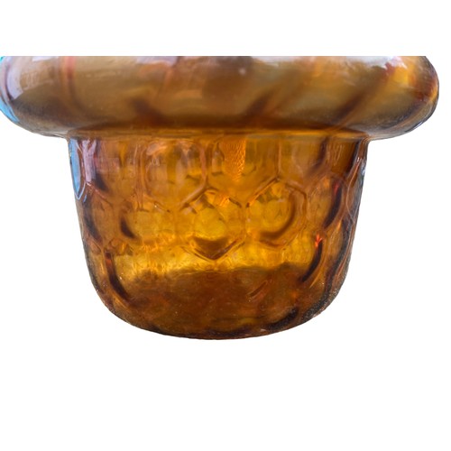 67 - AN ANTIQUE AMBER GLASS HONEYCOMB PATTERNED BRACKET/HANGING OIL LAMP WITH FUNNEL