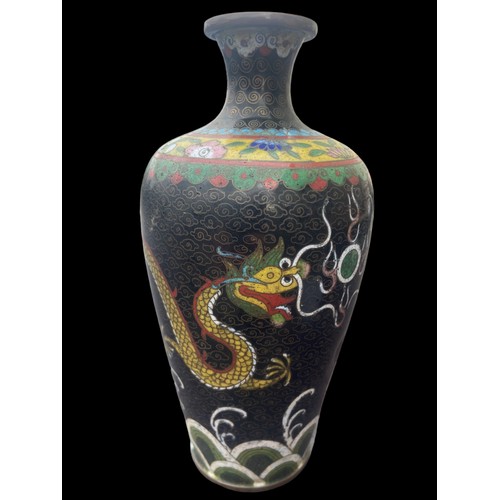 189 - A LOVELY CLOISONNE CHINESE VASE DISPLAYING DRAGONS APPROX 6.5