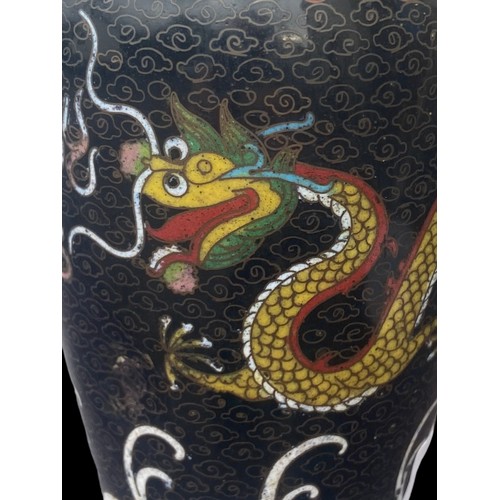 189 - A LOVELY CLOISONNE CHINESE VASE DISPLAYING DRAGONS APPROX 6.5