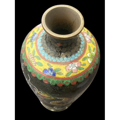 189 - A LOVELY CLOISONNE CHINESE VASE DISPLAYING DRAGONS APPROX 6.5