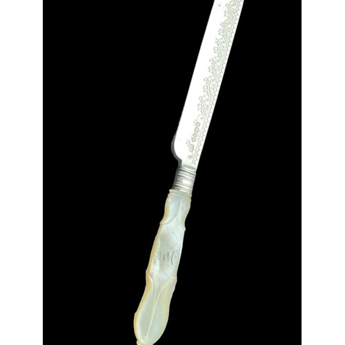 211 - AN ORNATE VICTORIAN SHEFFIELD SILVER BLADED KNIFE WITH A M.O.P HANDLE DATED 1886 BY ATKIN BROS