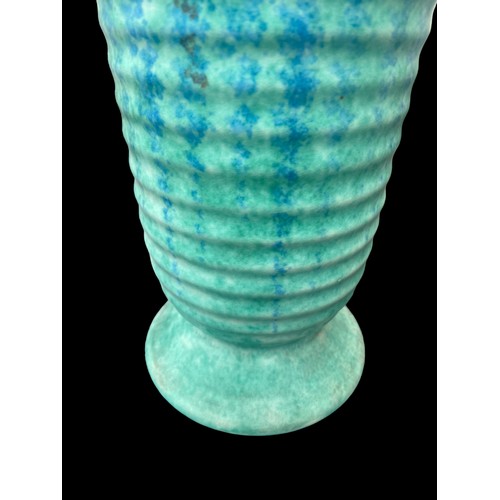 321 - A STUNNING CERAMIC RIBBED ANTIQUE BRITISH MADE VASE WITH MARKINGS TO BASE APPROX 12