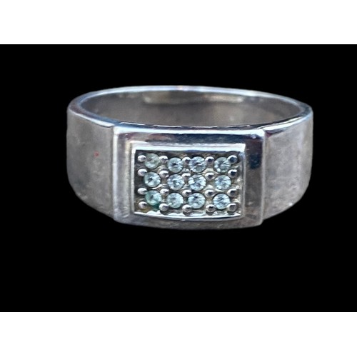 285 - A HEAVY SILVER RING SET WITH 12 WHITE STONES