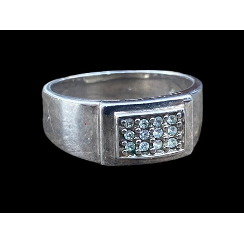 285 - A HEAVY SILVER RING SET WITH 12 WHITE STONES