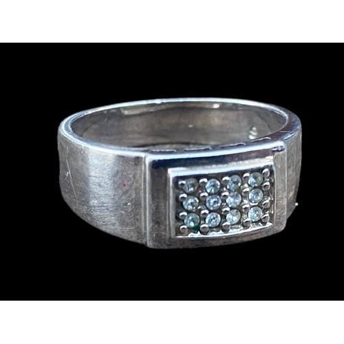 285 - A HEAVY SILVER RING SET WITH 12 WHITE STONES