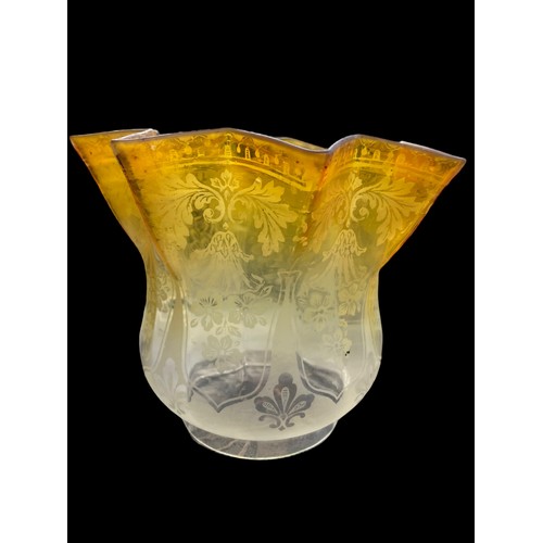 545 - AN ANTIQUE ETCHED YELLOW GLASS TULIP OIL LAMP SHADE