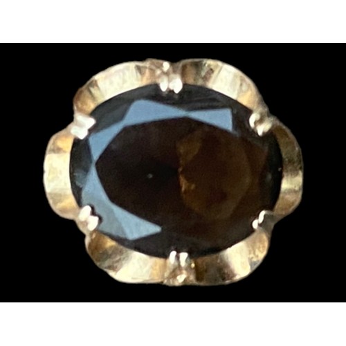 550 - 9ct GOLD SMOKEY QUARTZ RING SIZE M 3.2g