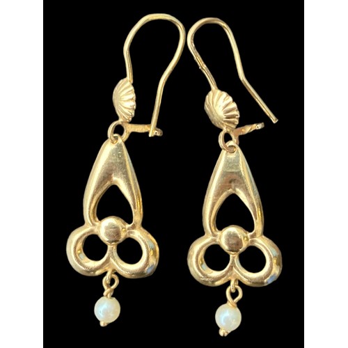 576 - A PAIR OF 18ct GOLD DROP EARRINGS SET WITH PEARL AT BASE 3grm