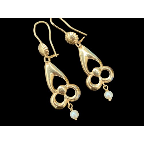 576 - A PAIR OF 18ct GOLD DROP EARRINGS SET WITH PEARL AT BASE 3grm