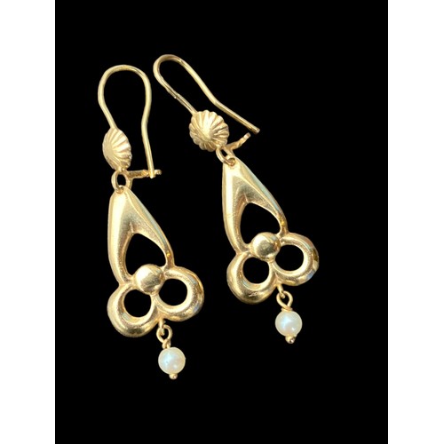 576 - A PAIR OF 18ct GOLD DROP EARRINGS SET WITH PEARL AT BASE 3grm