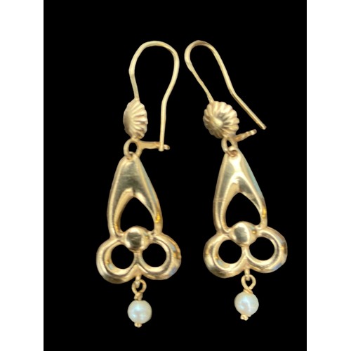 576 - A PAIR OF 18ct GOLD DROP EARRINGS SET WITH PEARL AT BASE 3grm