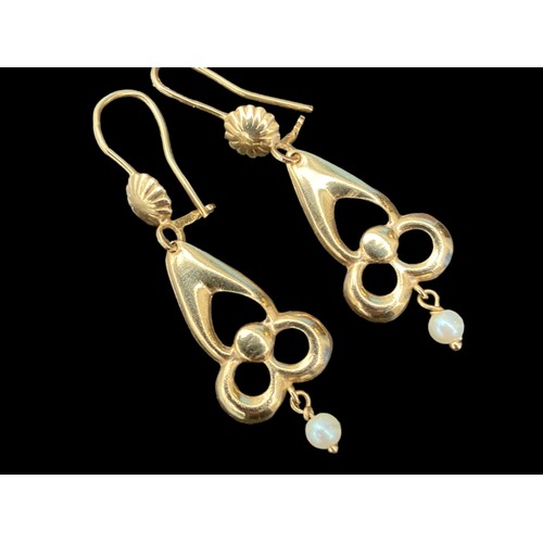 576 - A PAIR OF 18ct GOLD DROP EARRINGS SET WITH PEARL AT BASE 3grm