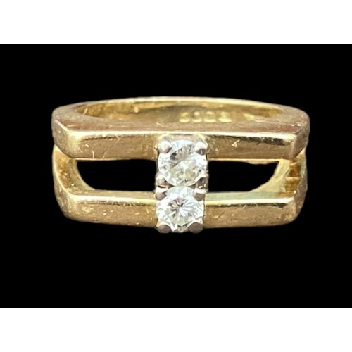 577 - A HEAVY 2 BAR SQUARE HEAD 18ct GOLD RING WITH 2 DIAMONDS TO CENTRE DIAMONDS APPROX 0.6ct