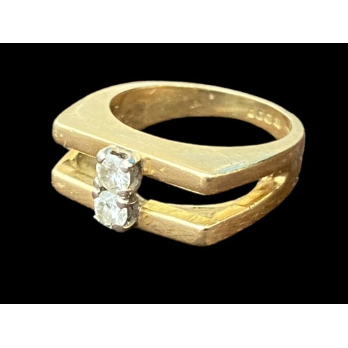 577 - A HEAVY 2 BAR SQUARE HEAD 18ct GOLD RING WITH 2 DIAMONDS TO CENTRE DIAMONDS APPROX 0.6ct