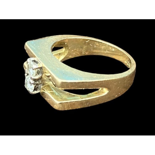 577 - A HEAVY 2 BAR SQUARE HEAD 18ct GOLD RING WITH 2 DIAMONDS TO CENTRE DIAMONDS APPROX 0.6ct