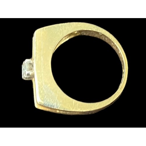 577 - A HEAVY 2 BAR SQUARE HEAD 18ct GOLD RING WITH 2 DIAMONDS TO CENTRE DIAMONDS APPROX 0.6ct