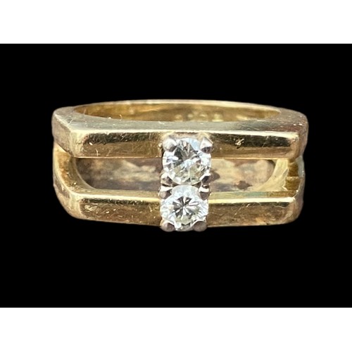 577 - A HEAVY 2 BAR SQUARE HEAD 18ct GOLD RING WITH 2 DIAMONDS TO CENTRE DIAMONDS APPROX 0.6ct