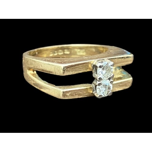 577 - A HEAVY 2 BAR SQUARE HEAD 18ct GOLD RING WITH 2 DIAMONDS TO CENTRE DIAMONDS APPROX 0.6ct