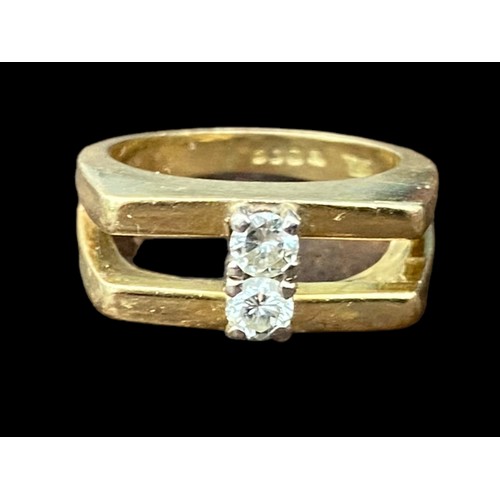 577 - A HEAVY 2 BAR SQUARE HEAD 18ct GOLD RING WITH 2 DIAMONDS TO CENTRE DIAMONDS APPROX 0.6ct