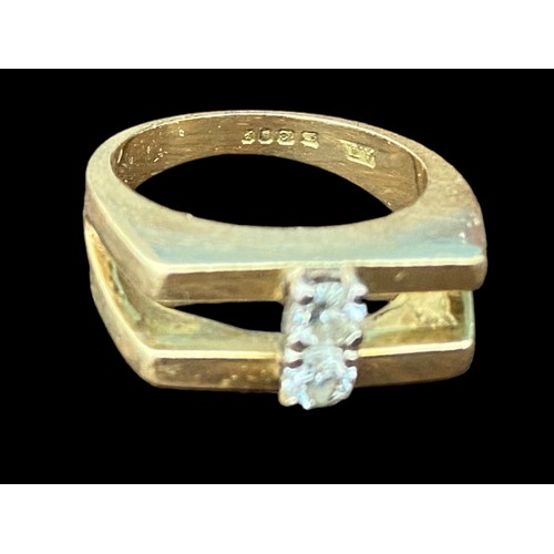 577 - A HEAVY 2 BAR SQUARE HEAD 18ct GOLD RING WITH 2 DIAMONDS TO CENTRE DIAMONDS APPROX 0.6ct