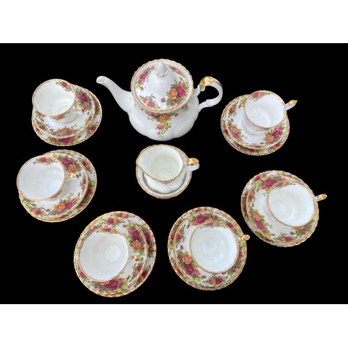 653 - 21 PIECE OLD COUNTRY ROSE SERVICE INCLUDES TEAPOT