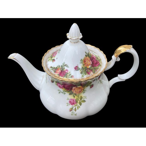 653 - 21 PIECE OLD COUNTRY ROSE SERVICE INCLUDES TEAPOT