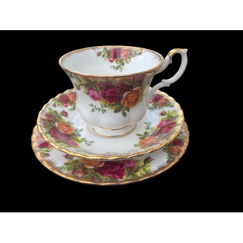 653 - 21 PIECE OLD COUNTRY ROSE SERVICE INCLUDES TEAPOT