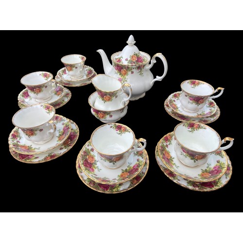 653 - 21 PIECE OLD COUNTRY ROSE SERVICE INCLUDES TEAPOT