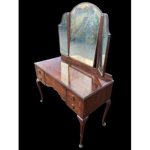 655 - A BEAUTIFULLY SHAPPED 5 DRAWERED WALNUT DRESSING TABLE WITH A BEVELLED EDGED GULL WING MIRROR