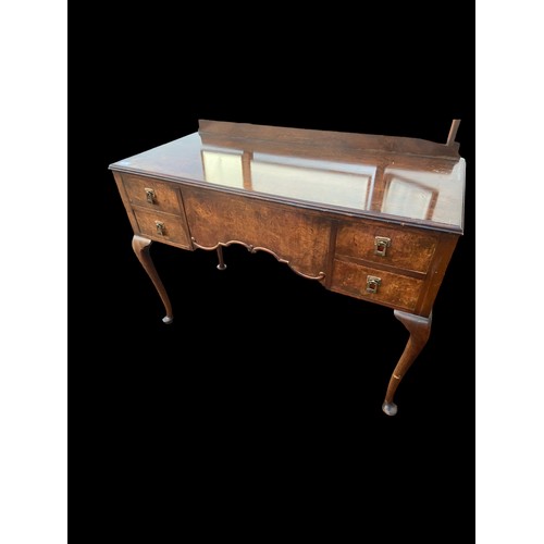 655 - A BEAUTIFULLY SHAPPED 5 DRAWERED WALNUT DRESSING TABLE WITH A BEVELLED EDGED GULL WING MIRROR