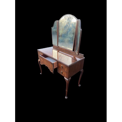 655 - A BEAUTIFULLY SHAPPED 5 DRAWERED WALNUT DRESSING TABLE WITH A BEVELLED EDGED GULL WING MIRROR