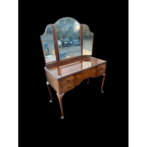 655 - A BEAUTIFULLY SHAPPED 5 DRAWERED WALNUT DRESSING TABLE WITH A BEVELLED EDGED GULL WING MIRROR