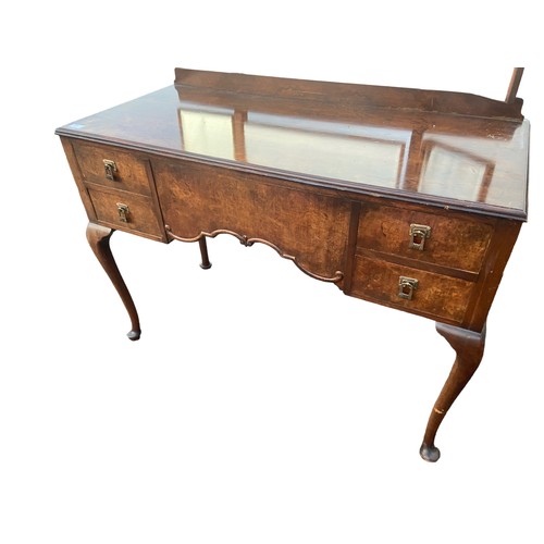 655 - A BEAUTIFULLY SHAPPED 5 DRAWERED WALNUT DRESSING TABLE WITH A BEVELLED EDGED GULL WING MIRROR