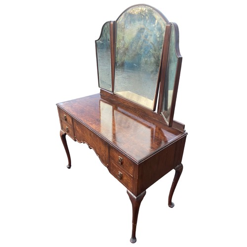 655 - A BEAUTIFULLY SHAPPED 5 DRAWERED WALNUT DRESSING TABLE WITH A BEVELLED EDGED GULL WING MIRROR