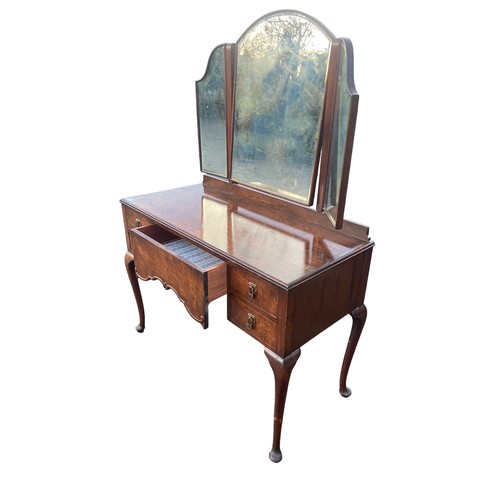 655 - A BEAUTIFULLY SHAPPED 5 DRAWERED WALNUT DRESSING TABLE WITH A BEVELLED EDGED GULL WING MIRROR