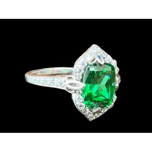 215A - A SILVER GEM SET EMERALD STYLE RING