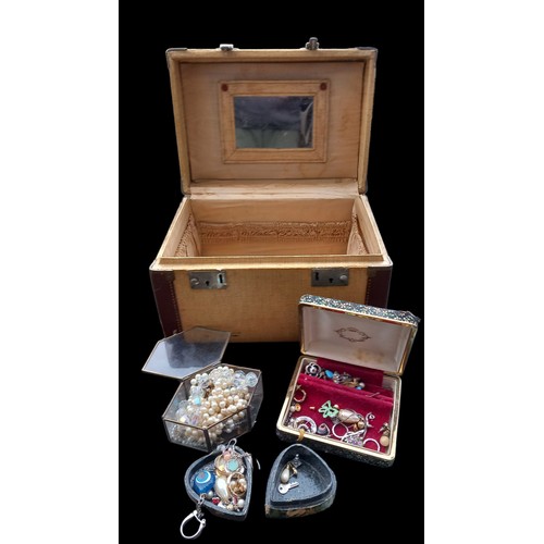 367 - A VINTAGE VANITY CASE & 3 BOXES OF MIXED COSTUME JEWELLERY