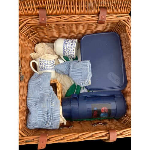 35 - OPTIMA PICNIC BASKET COMPLETE