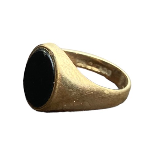 190 - A 9CT GOLD OYNX SET RING 3G