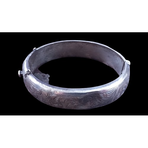 204 - A FULLY HALLMARKED BIRMINGHAM SILVER BRACELET