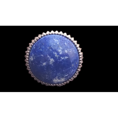 206 - A LARGE BLUE STONE SILVER RING SIZE P