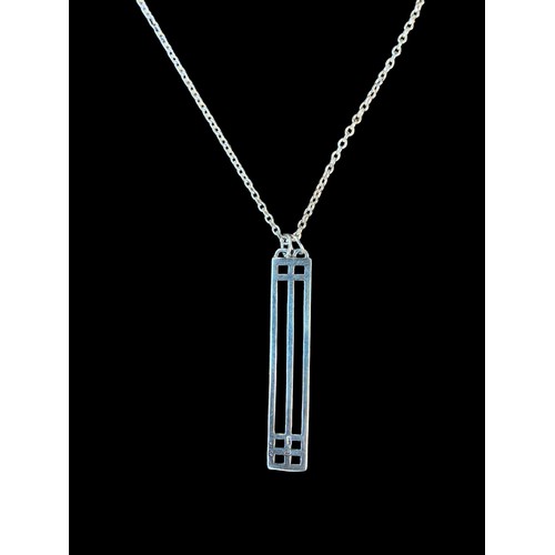 135 - A BEAUTIFUL ART DECO STYLE SILVER PENDANT ON A SILVER CHAIN