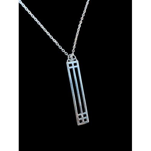 135 - A BEAUTIFUL ART DECO STYLE SILVER PENDANT ON A SILVER CHAIN